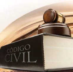 Martelo de juiz sobre o Código Civil