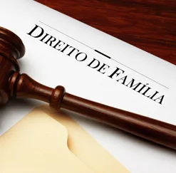 Documento de Direito de Família com martelo de juiz